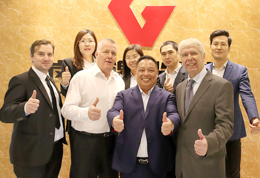 与国外客户合影