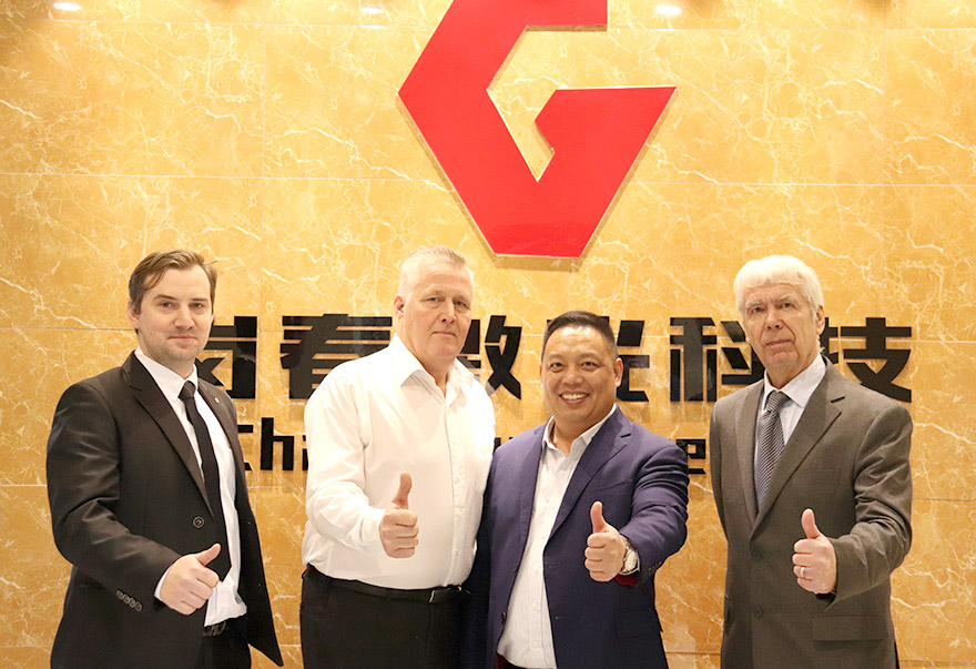 与国外客户合影