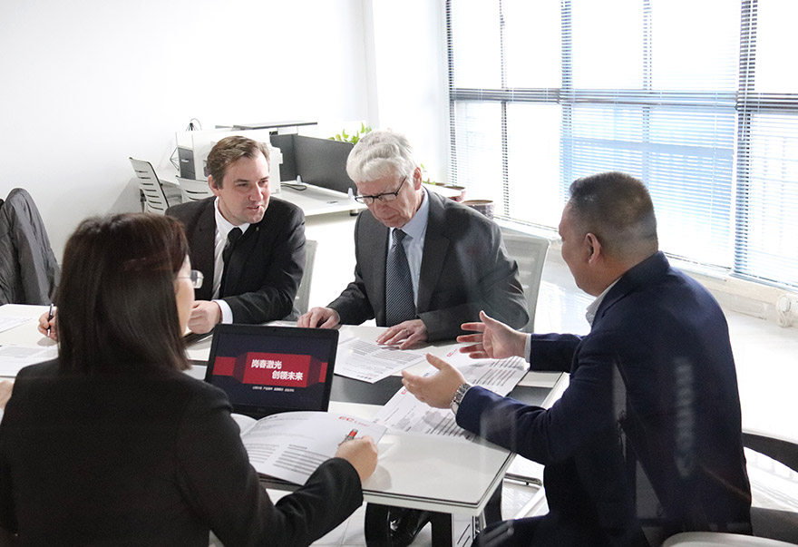 与国外客户会议洽谈